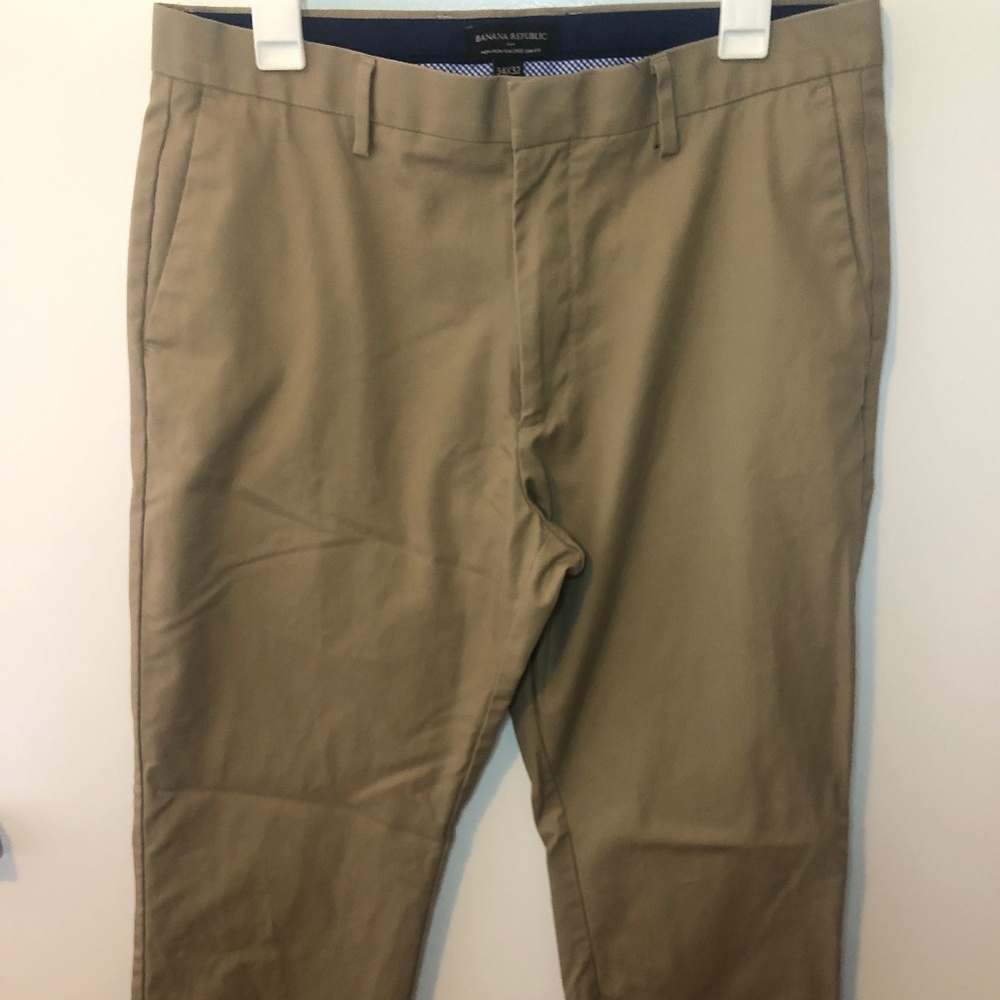 Banana Republic Non-Iron Tailored Slim Fit Pants in Khaki/Tan